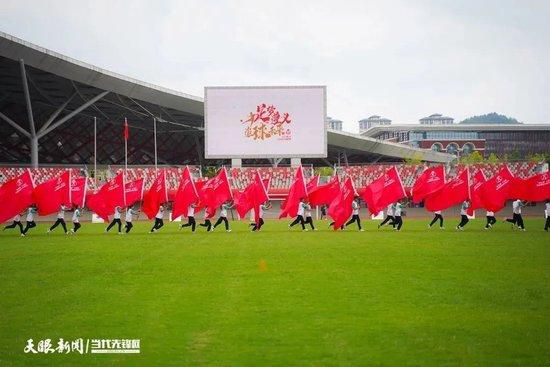 赤鱲角机场与青马大桥陷入危险冲锋在前的青春力量：中国青年关键时刻一定顶得住！冲破烟雾而来的所有特警，全副武装，整齐待命，气势十足